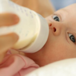 Reflusso acido nei neonati: sintomi e cure